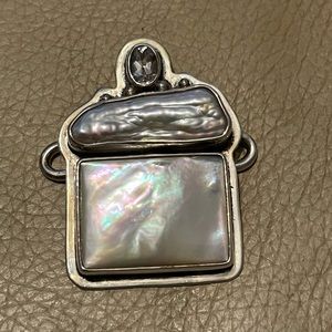 Tabra charm with mother of pearl with pearl